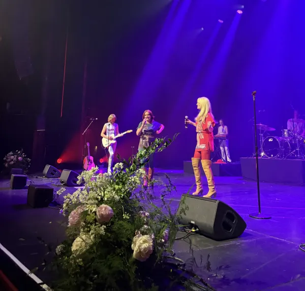 Super Trouper på scenen iförda kopior av ABBA-kläder.