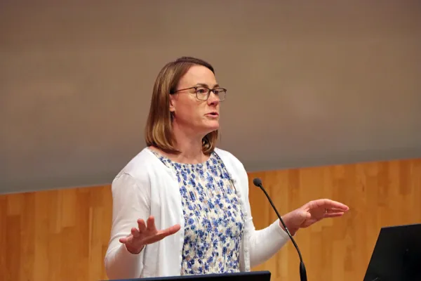 Porträtt av Katharina Schmidt-Mende, docent i allmänmedicin, som står framme vid pdoiet i H1 och föreläser om sin forskning.
