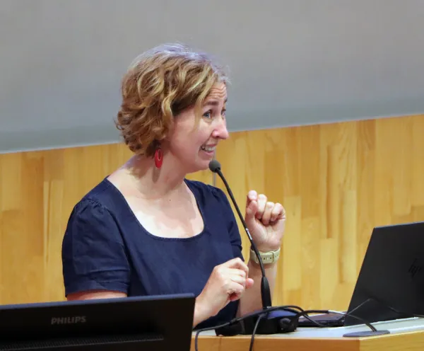 Porträtt av Erika Bereczki, docent i neurovetenskap, föreläser om sin forskning framme vid podiet i H1..