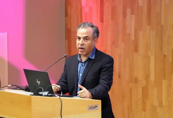 Simone Tambaro, docent i neurovetenskap, såtr vid podiet i H1, ANA 23 och föreläser om sin forskning.