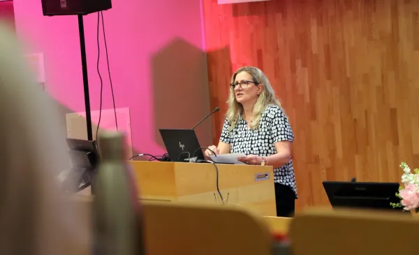Jeanette Eckerblad, docent i omvårdnad, föreläser om sin forskning, vid podiet i H1, ANA23.