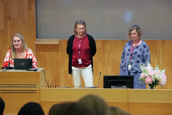 Helen Conte, avdelningen för omvårdnad samt Lotta Fröjdfeldt och Anna-Klara Rundlöf, UoL, höll föredrag om det pedagogiska projektet ”Project PULS – Co-creating structures for pedagogical development”. De står framme vid podiet i H1, ANA 23.