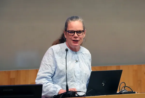 Åsa Craftman, docent i omvårdnad, föreläste om sin forskning. Hon står vid podiet i H1, ANA23.