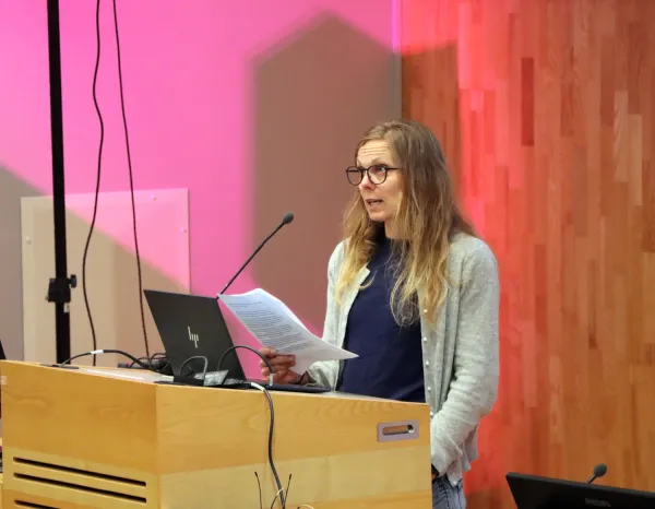 Sist ut bland föreläsarna var Josefin Wångdahl, docent i folkhälsovetenskap. Hon står framme vid podiet i H1, ANA23.