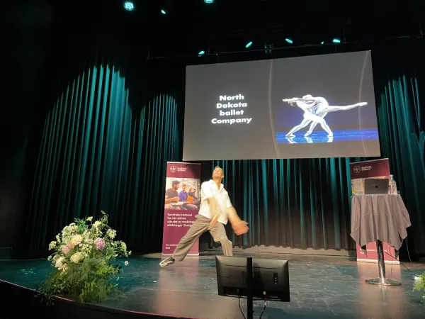 Tobias Karlsson förklarar vad dansen betydde för honom, tar danssteg på scen.