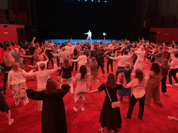 Tobias Karlsson håller danslektion i gamla Cirkus.