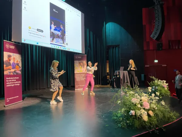 Pausdans under ledning av Helena Fors och Juliette Salvi. På scenen nya Cirkus. Iakttagna av Breiffni Leavy och Davide Liborio Vetrano.