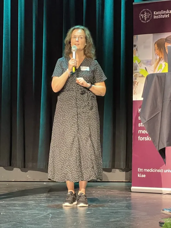 Ställföreträdande/biträdande prefekt Malin Nygren Bonnier pratar på scen med mikrofon i handen.