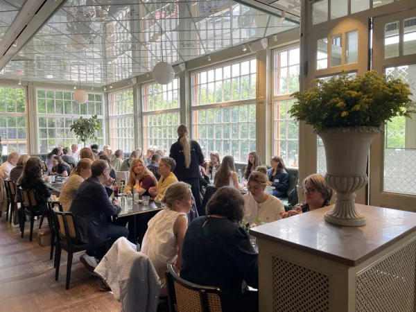 Kollegor sitter till bords i Cirkus matsal och äter lunch.
