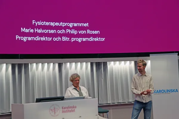 Marie Halvorsen, programdirektor, samt Philip von Rosen, biträdande programdirektor, står framme vid podiet och berättar om fysioterapeutprogrammets nya utbildningsplan.
