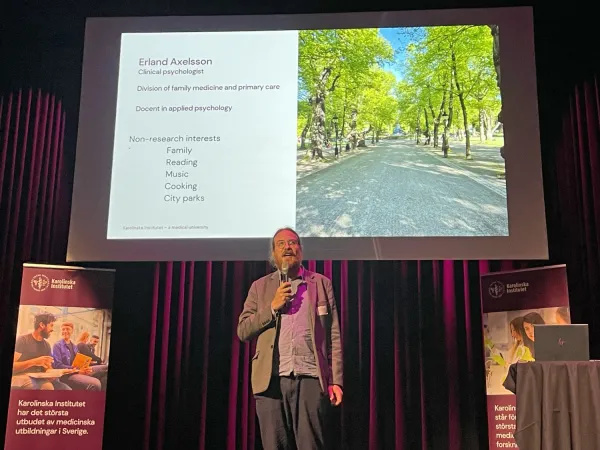 Erland Axelsson på scen, ny docent, presenterar sin forskning.