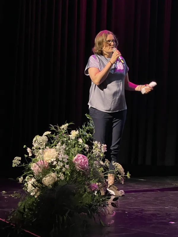 Ulrika Einarsson, ny docent, presenterar sin forskning på scenen.