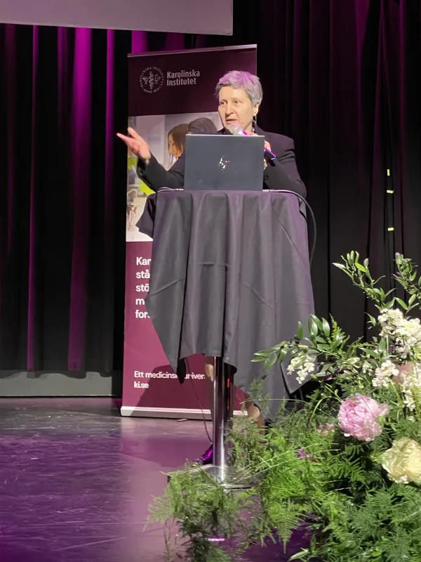 Simona Sacuiu, ny docent, presenterar sin forskning på scenen.