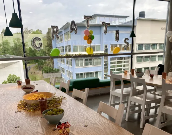 Mingelbord och GRATTIS-ballonger på plan 4, ANA23.