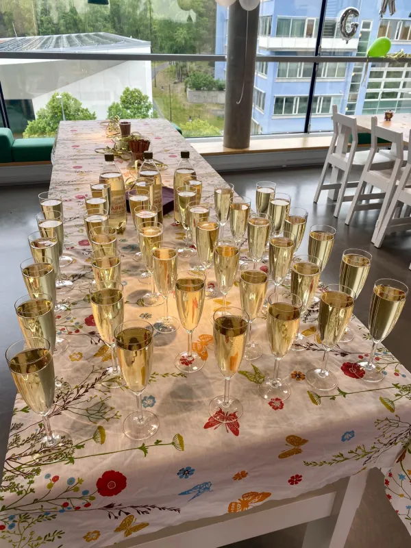 Fyllda ciderglas vid ros- och broschceremonin för AT-studenter 4 juni 2026.