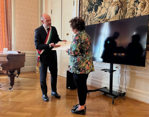 Italienska ambassadören Michele Pala överlämnar utmärkelsen Riddare av Italienska Stjärnnorden till professor Laura Fratiglioni.