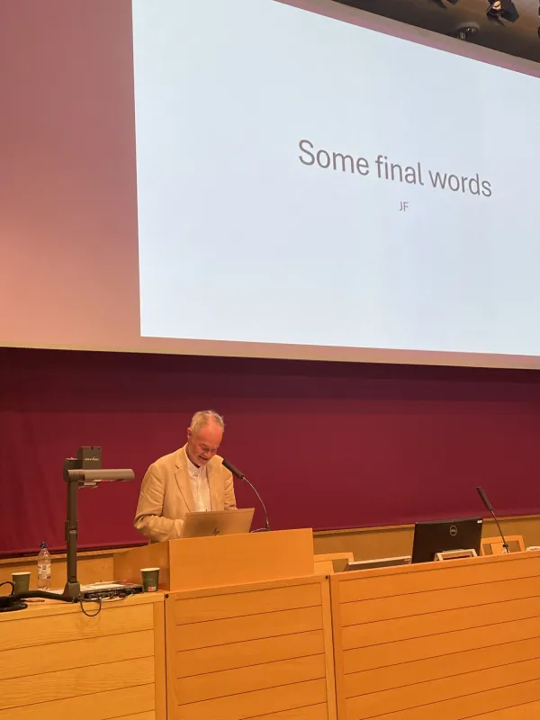 Johan håller sitt sluttal.