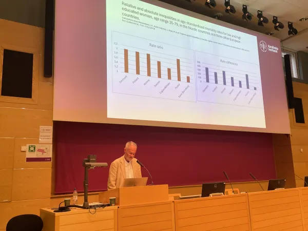 Johan Fritzell håller tal vid symposiet i hans ära.