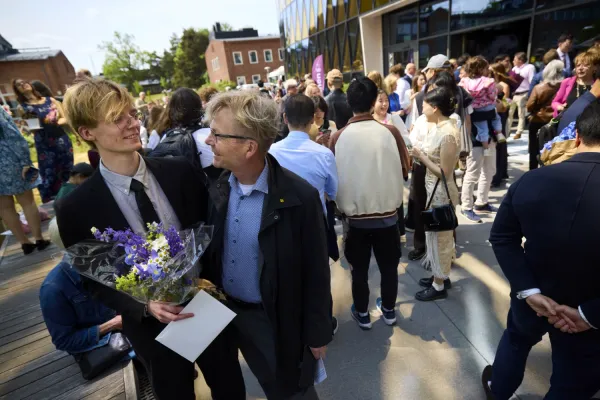 Sima Mohseni i blå klänning tillsammans med klasskompisar