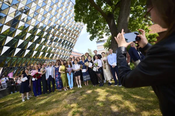 Sima Mohseni i blå klänning tillsammans med klasskompisar