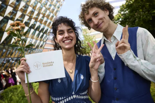 Sima Mohseni i blå klänning tillsammans med klasskompisar