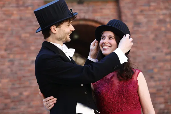 Nils Hentati Isacsson och Amira Hentati håller om varandra under promotionshögtiden.