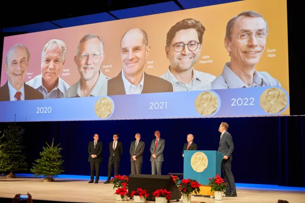 Efter föreläsningen hyllades de senaste årens Nobelpristagare på scenen.