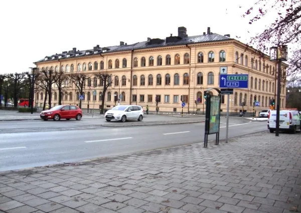 I denna byggnad fanns institutionerna för farmakologi och fysiologi fram till flytten till Solna