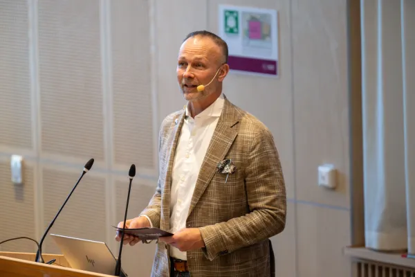 Prorektor Martin Bergö vid KIRA-seminariet i en luftig sal i Biomedicum