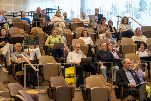 Deltagare vid KIRA-seminariet i en luftig sal i Biomedicum
