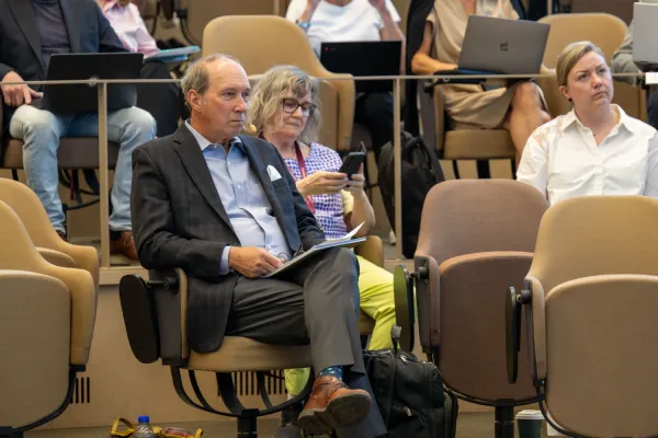 Thomas P. Sakmar vid KIRA-seminariet i en luftig sal i Biomedicum