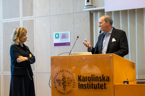 Annika Östman Wernerson och Thomas P. Sakmar vid KIRA-seminariet i en luftig sal i Biomedicum