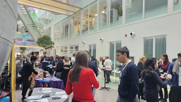 Foto på deltagare som minglar vid Mingel på konferensen vid Advancements in Stem Cells, Organoids, AI, and Regenerative Medicine konferensen 2025