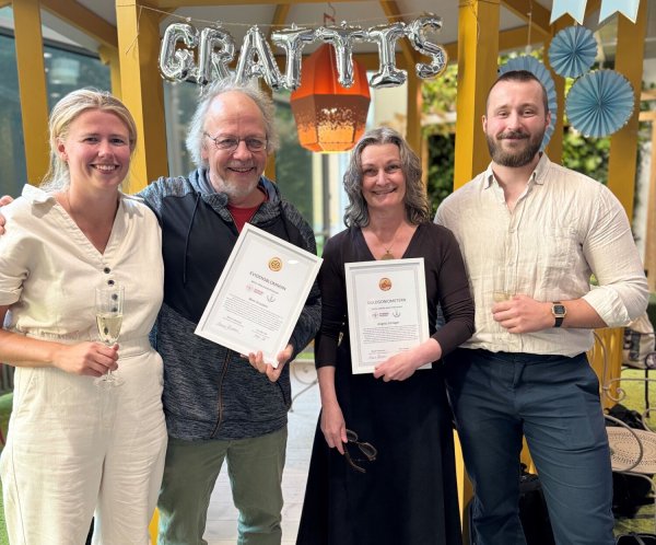 Wim Grooten och Angela Schlager fick ta emot studentpriserna Guldgoniometern och Evidensblomman. Här tillsammans med de nyblivna fysioterapeuterna Jennifer Säll och Emil Olsson.