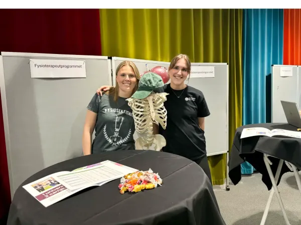 Fysioterapeutstudenter i sin monter.