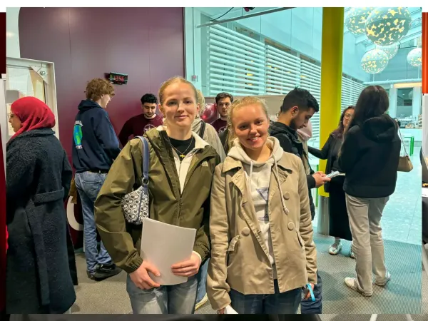 Gymnasieeleverna Elsa och Lina.