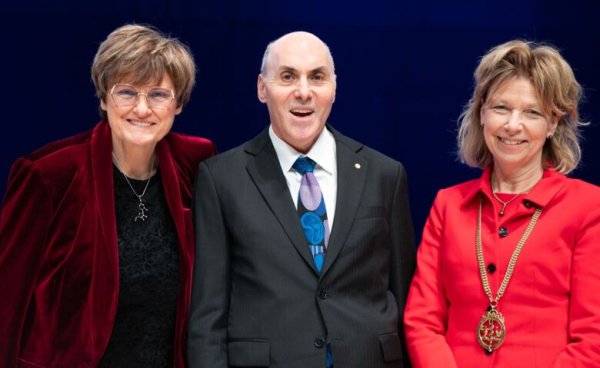 Nobelpristagarna Katalin Karikós och Drew Weissman med KI:s rektor Annika Östman Wernerson.