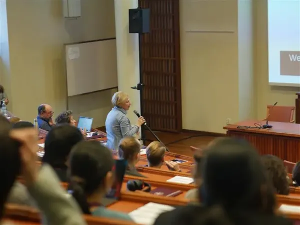 Foton från symposiet, både på talare och publik.