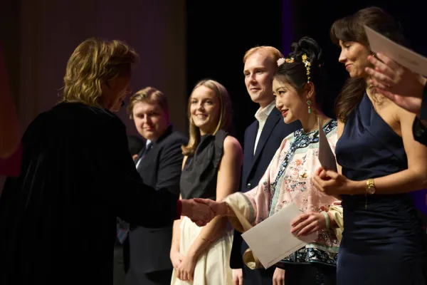 Studenter tar emot sina examensbevis från rektor Annika Östman Wernerson.