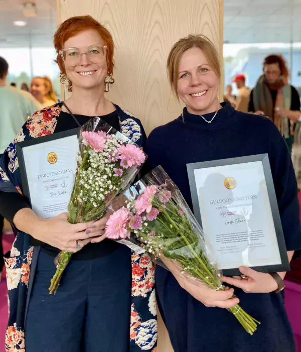 Sara Widén, inst. för klinisk neurovetenskap, fick evidensblomman och Linda Ekenros, avd för fysioterapi, NVS fick guldgonimetern. De står och håller sina diplom.