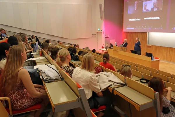 Lise-lott Rydström och Johanna Granhagen vid podiet