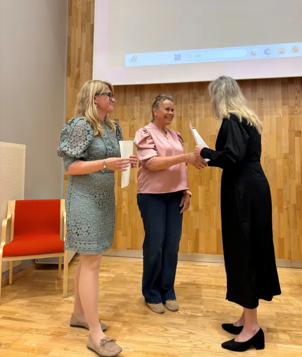 Examen för specialistsjuksköterskor, juni 2025. Ann-Christin von Vogelsang delade ut pris för bästa examensarbete till specialistsjuksköterskor barn och ungdom: Anna Melander och Sofia Sjöberg.