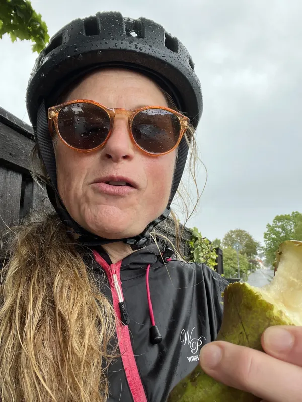 Pernilla Alencar Siljehag äter ett päron under en kort paus i etappen.
