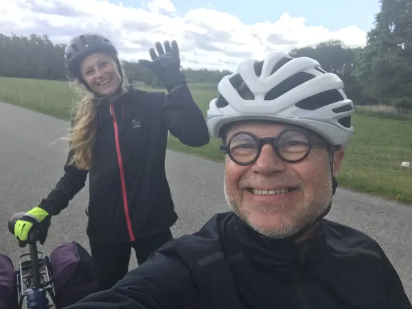 Oskar Jonsson i förgrunden och Pernilla Alencar Siljehag som vinkar i bakgrunden.