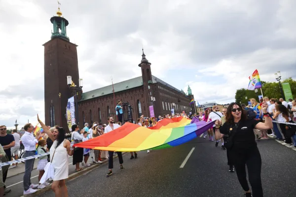 Del av Prideparaden när den passerar Stadshuset.