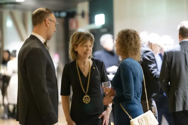 Efter ceremonin minglade nya ledningsduon med besökare.