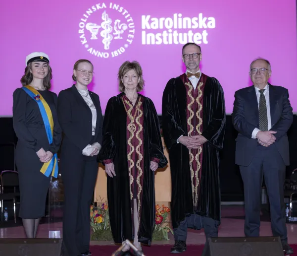 Ledningsduon Annika Östman Wernerson och Martin Bergö tillsammans med ordförande Göran Stiernstedt och studenterna Andra Rotaru och Lovisa Hagenfeldt.