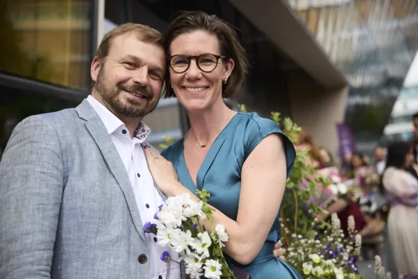 Makarna Erika och Vincent Vanot utanför Aula Medica på examensdagen.