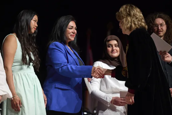 Sima Mohseni i blå klänning tillsammans med klasskompisar