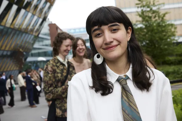 Nora Ghenciulescu utanför Aula Medica på examensdagen.